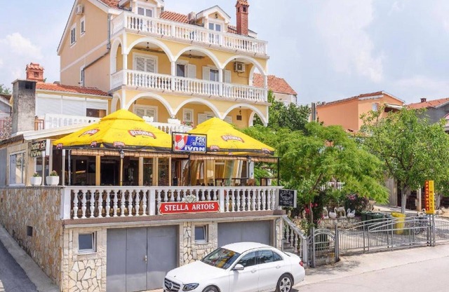 Apartments Smilje i Maslina - One Bedroom Apartment with Terrace 1