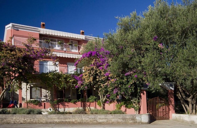 Apartments with parking space Poljana, Ugljan - 8473