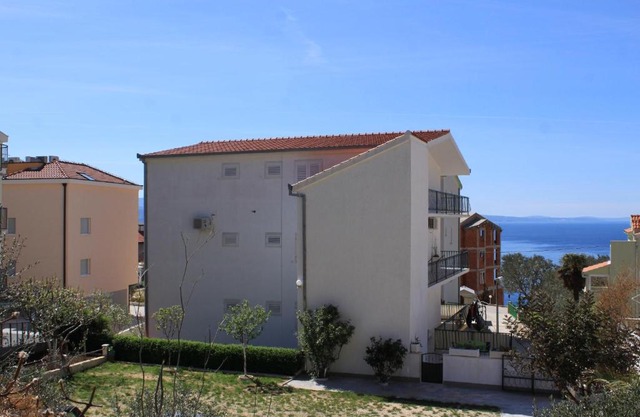 Apartments with parking space Nemira, Omis - 4652