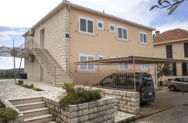 Apartments Zdravko