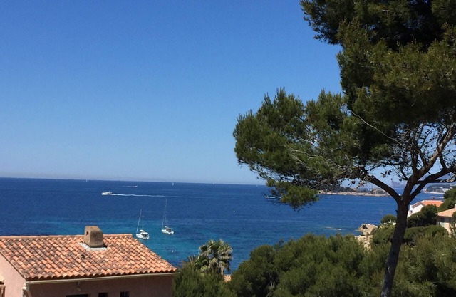 Appart in house in Sanary sea view, 200 meters from Beaucours beach.