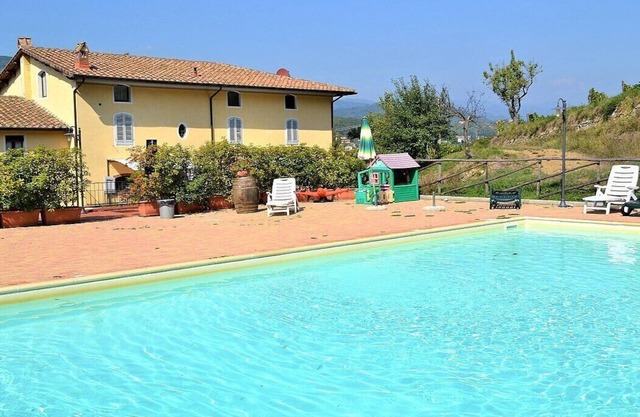 Appartamento Clarabella B: A characteristic and welcoming two-story apartment that is part of a villa built on a hillside, surrounded by meadows and woods, with Free WI-FI.