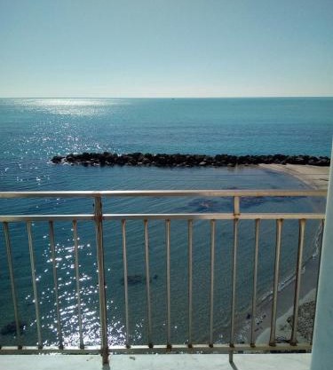 APPARTAMENTO CON TERRAZZA SUL MARE