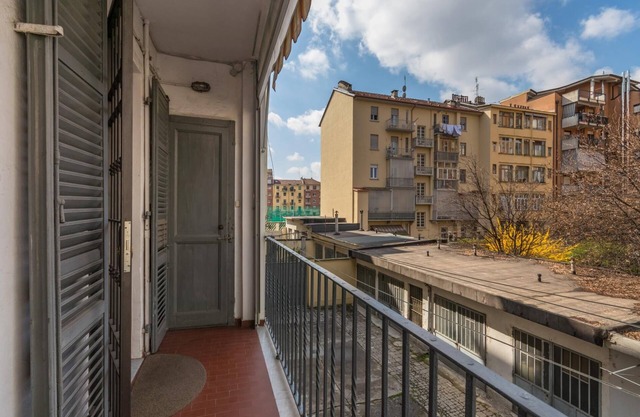 Appartamento in Piazza Adriano in Zona Cenisia