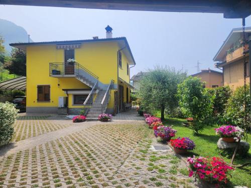 Appartamento L'ulivo 5 chilometri da Varenna vista lago in via privata