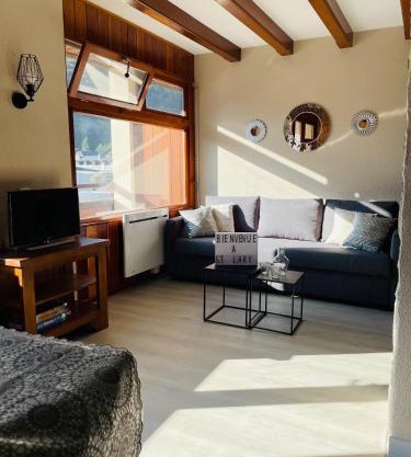Appartement 58 m2 avec PISCINE INTÉRIEURE Vue Montagne Centre Village , Parking Privé