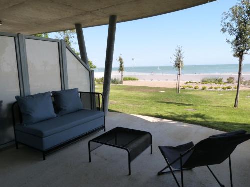 Appartement en bord de mer, 2 chambres, piscine, parking, animaux admis - FR-1-194-231