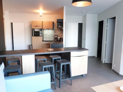 Appartement PMR 2 Chambres, Face Plage, Piscine, Balcon, Pour 6 Personnes, Animaux Admis - FR-1-194-222