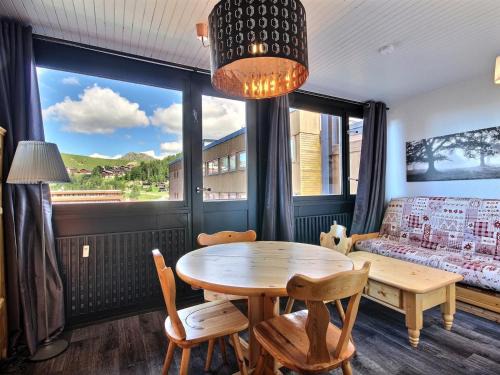 Appartement rénové au pied des pistes, cuisine moderne et balcon - FR-1-455-89