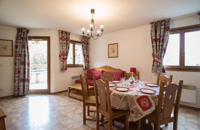Appartement spacieux pour 6 personnes avec terrasse au pied des pistes, parking et WIFI inclus - FR-1-508-2