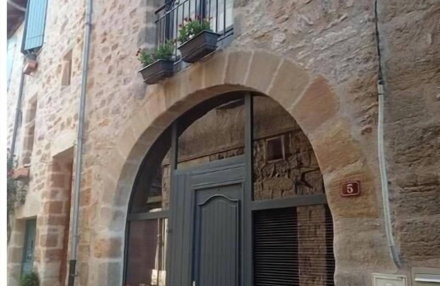 Appartement T2 Avec Terrasse Dans Village Médiéval-capdenac LE Haut