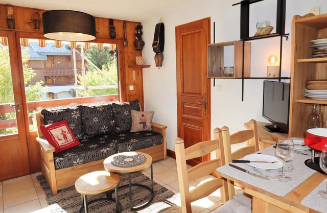 Appartement T3 rénové, lumineux, balcon et parking au centre du village de Samoëns - FR-1-624-73