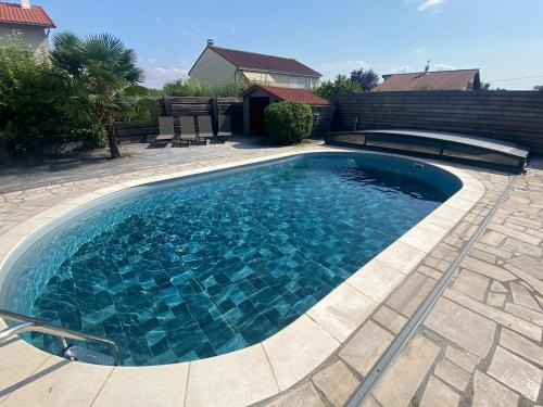 appartement tout confort dans villa avec piscine
