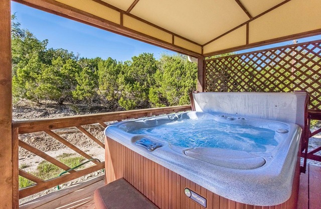 Appian Way Tuscan Cottage - Private Hot Tub - 4 min. to downtown - Wildlife