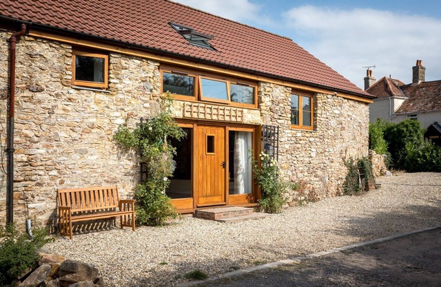 Apple Tree Barn - a barn that sleeps 7 guests in 3 bedrooms