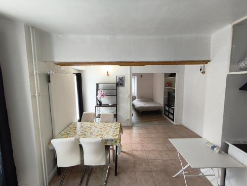 Apppartement dans maison avec terrasse plein sud , Netflix, parking et fibre
