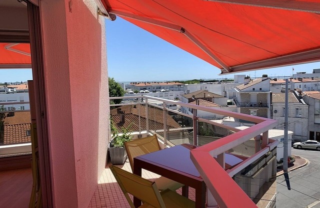 Appt 4 pers, 2 bicycles elec downtown all on foot, sea view parking, garage.