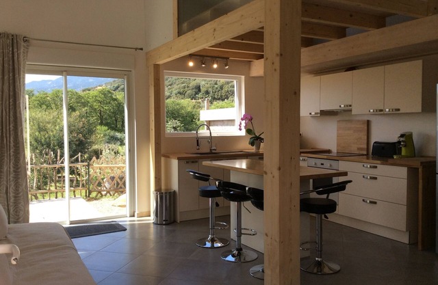 Appt Meublé de tourisme 3 *ds villa with 2 terraces, swimming pool, open view.
