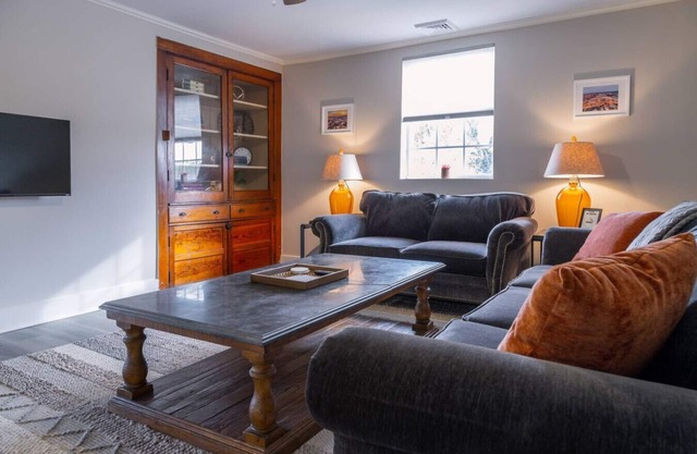 Apt C · ✧Knoxville Historical Hideaway✧ Volunteer Suite