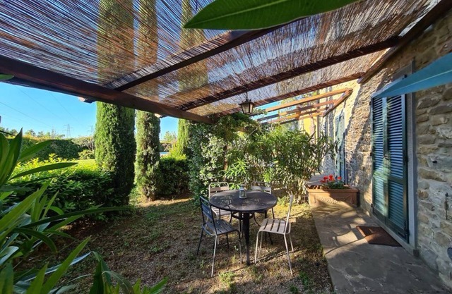 Apt in 19th c farmhouse a/c, pool, garden & lovely views over the countryside