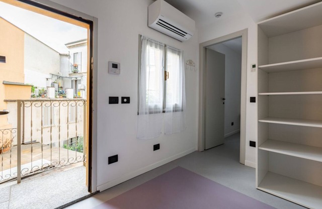 APT overlooking quiet inner courtyard!