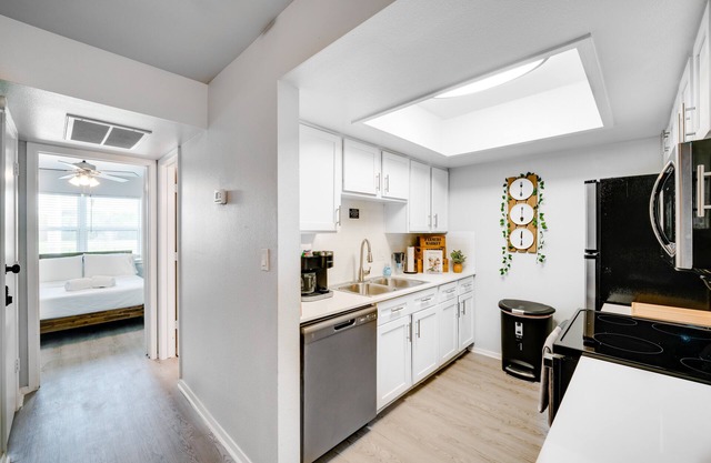 Apt w/Pool Access: 9 Mi to Dtwn Dallas!