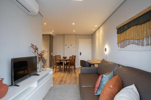 Apto 2qts, Ar Condicionado, Piscina, Churrasqueira, Finamente Mobiliado e Decorado