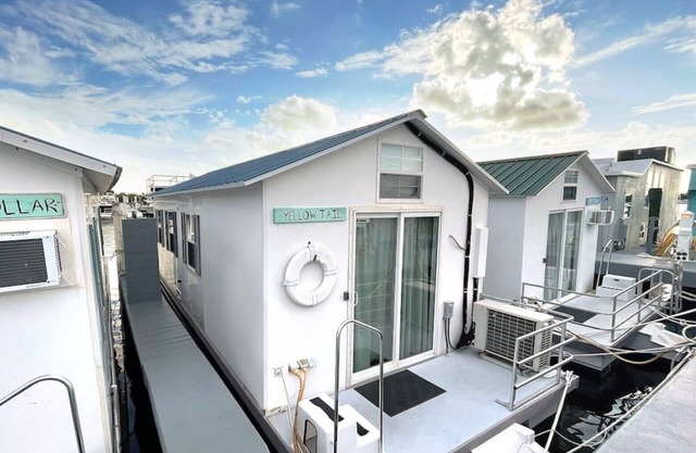 Aqua Lodge Houseboat "Yellow Tail "
