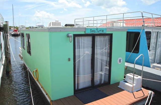 Aqua Lodge Houseboat "Sea Turtle"