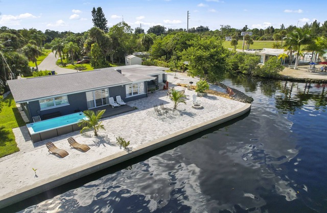 AQUA VISTA * WATERFRONT RESORT STYLE * NEAR BEACHES