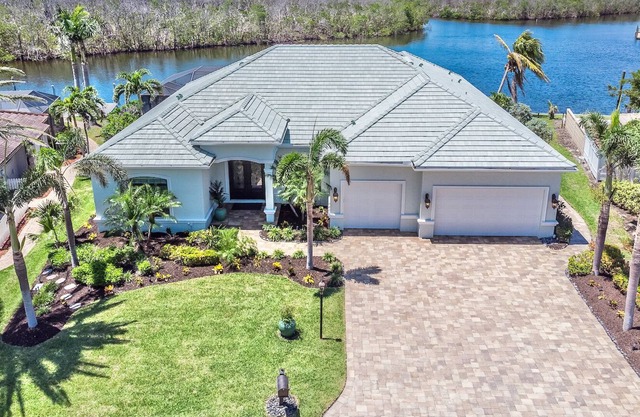 Aquatic Escape- Waterfront,Kayaks,SUPS,Heated Pool & Hottub