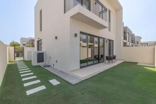 Arabian Ranches Villa sleeps 6 in a Great Location
