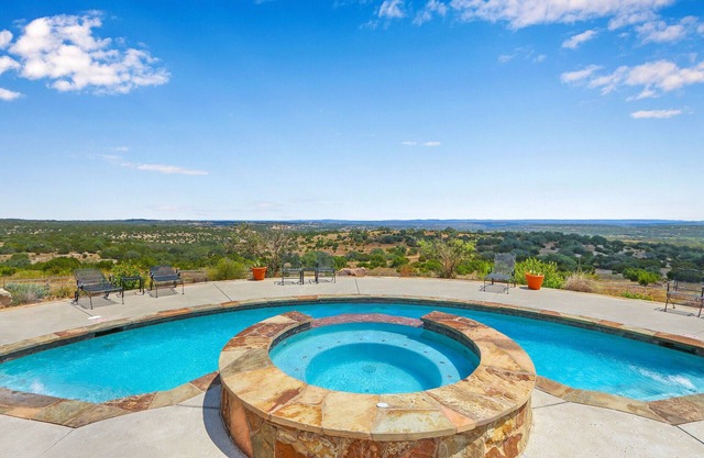 Arc de Texas - Joan of Arc Suite - on 2001 beautiful acres