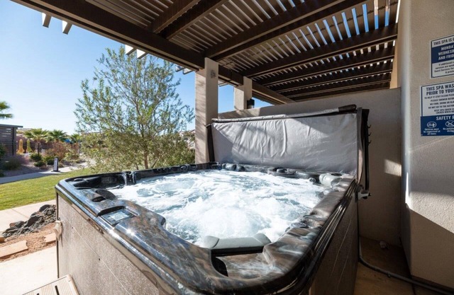 Arcadia 22 | Poolside Location * 2 Living Rooms * Sleeps 18 * Fireplace