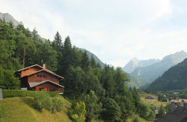 Architect-designed family chalet - superb view of Mont Joly - 2 km from the slopes
