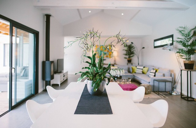 Architect-designed villa between town center and beach - Heated pool
