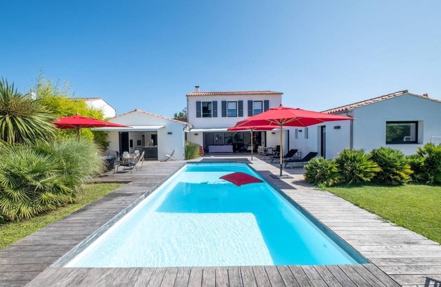 Architect villa with heated pool ideally located