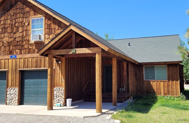 Arctic Dream-Sleeps 8, Close to Downtown Winthrop and Ski Town Trailhead!