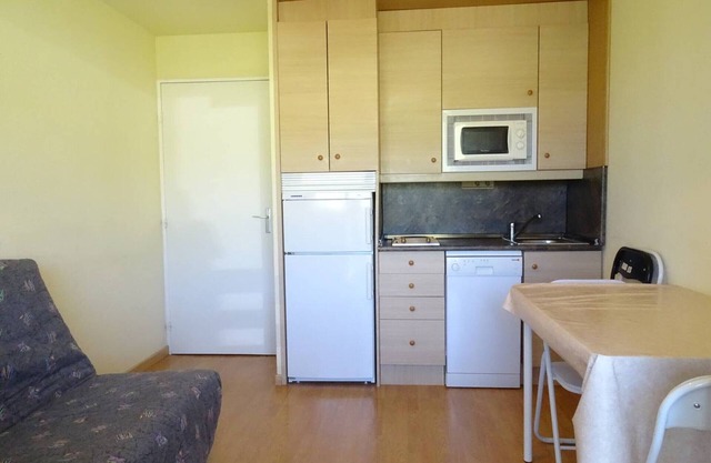 Arette: 4-person apt. at the slope base with balcony, parking, elevator