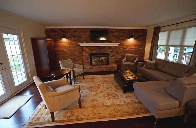 Arrowstone Luxury Farmhouse in Historic Old Town, Niagara-on-the-Lake.
