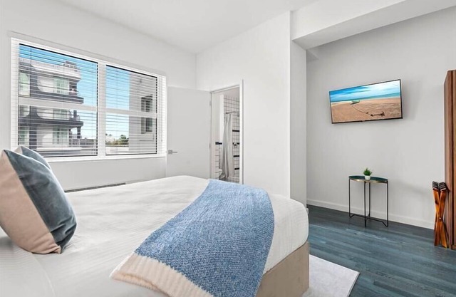 Art Deco, Parks & Beaches nrby | Jr Queen Suite in Miami