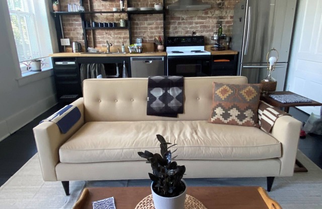 Artful 1-bedroom Apartment in The Fan with Parking