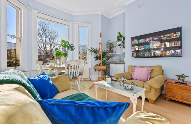 Artist's Bright Hampstead Heath Village 2 bed