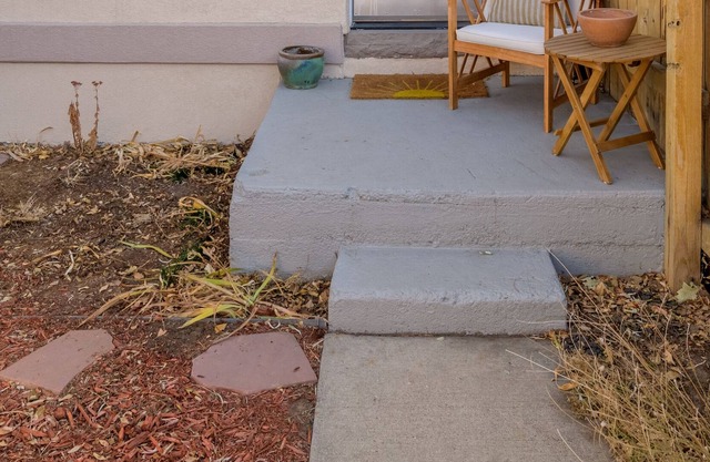 Artsy, peaceful townhouse w/ private yard - 3 mins from RiNo!