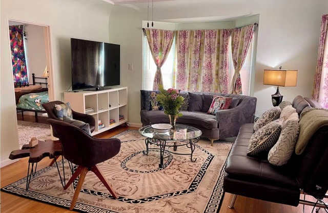 Artsy Retreat w/Cal-King Bed near Park, Shops, Restr, Airport. 30+Day Special