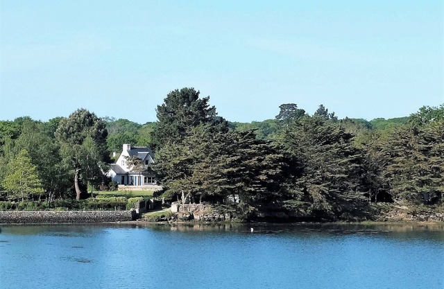 Arzon: Blue, green, calm, charm, great comfort, on the edge of the Gulf.