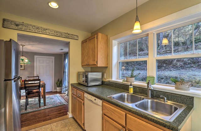 Asheville 'Carefree Cottage' ~ 6 Mi to Town!