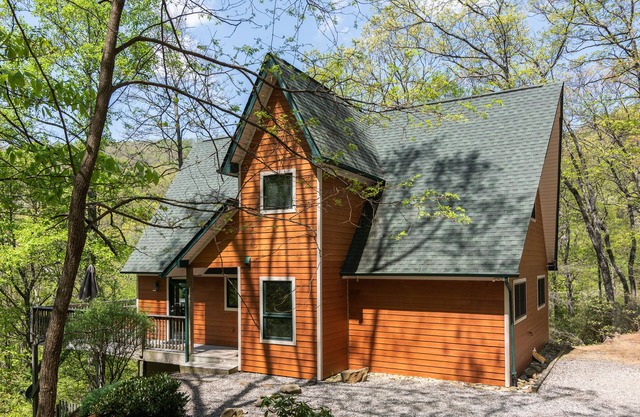 ASHEVILLE Luxury chalet HOT TUB VIEWS 7 Acres Private October 13-18 Avail