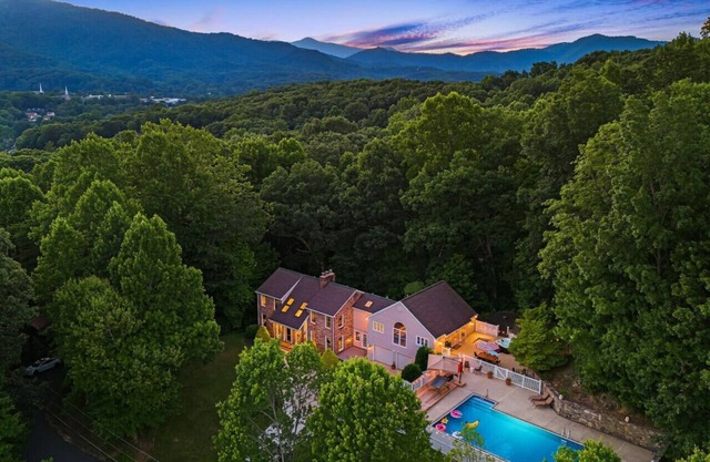 Asheville Luxury Smoky Mountain Cabin With Hot Tub