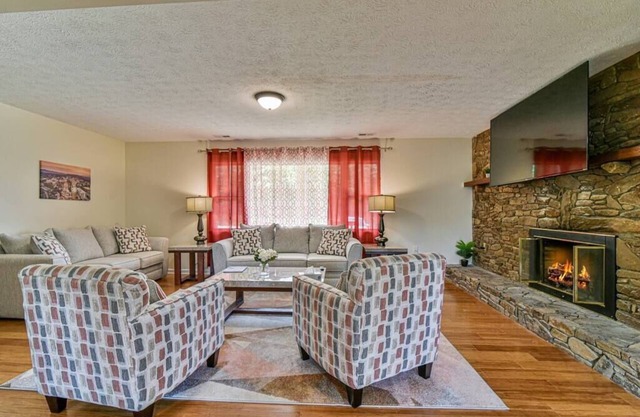 Asheville Oasis: Luxury Retreat, Hot Tub & Games